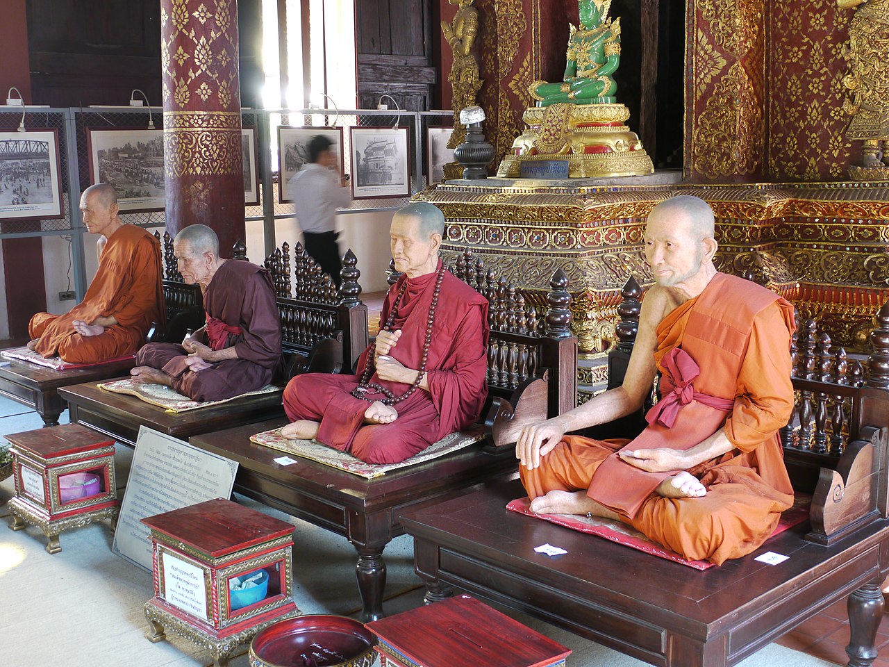 Luang Pu Thuat amulet — Aan de noordelijke zijde van het Ubosot-gebouw, bij de ingang voor nonnen, zijn deze vier wassenbeelden geplaatst. Het b