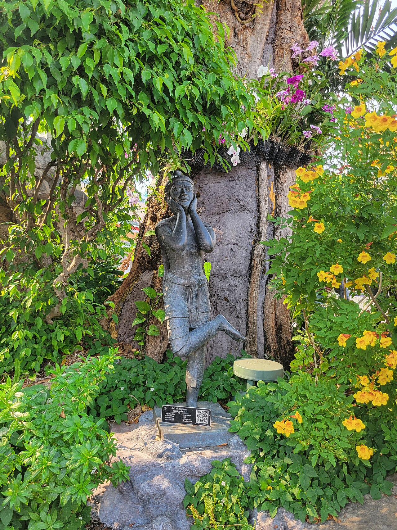 Phra Lersi figure (the hermit-teacher) — Ermite (sage / ruesi / rishis / brahmane)