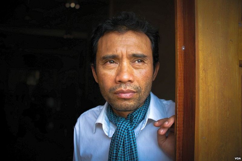 Khmer yantra cloth — Arn Chorn-Pond, a Khmer Rouge survivor and co-founder of Cambodian Living Arts (VOA/Irwin Loy)