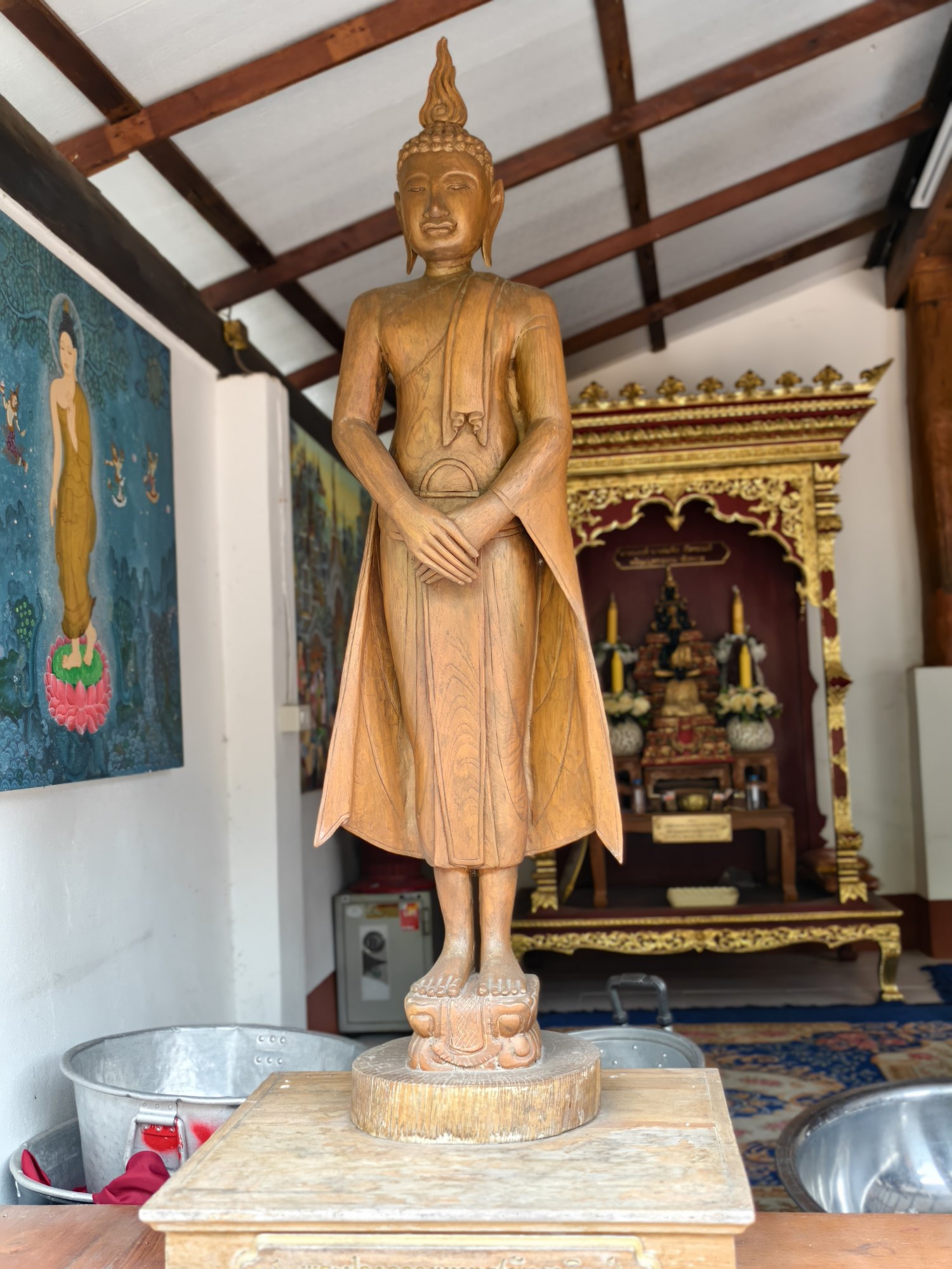 พระประจำวันอาทิตย์ ปางถวายเนตร · Buddha of the day: Standing, hands crossed before him — the Sunday posture
