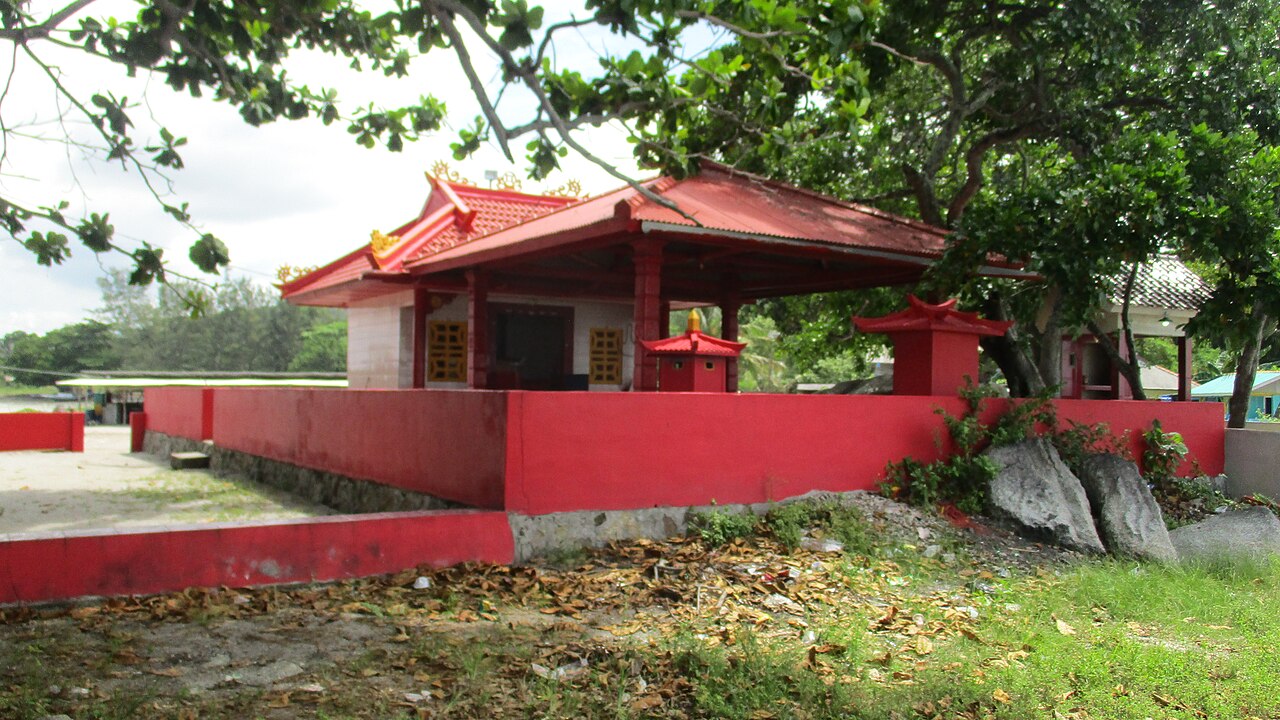 Tua Pek Kong medallion — Rebo beach shrine dedicated to local deity (Pak Kung 伯公廟 )