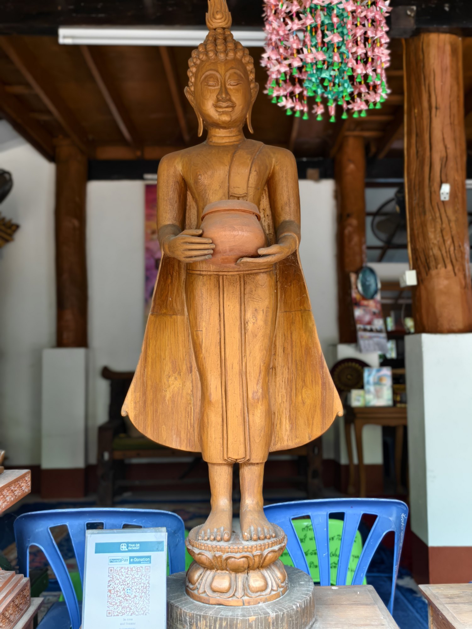 พระประจำวันพุธกลางวัน ปางอุ้มบาตร · Buddha of the day: Standing with the alms bowl — the Wednesday-day posture