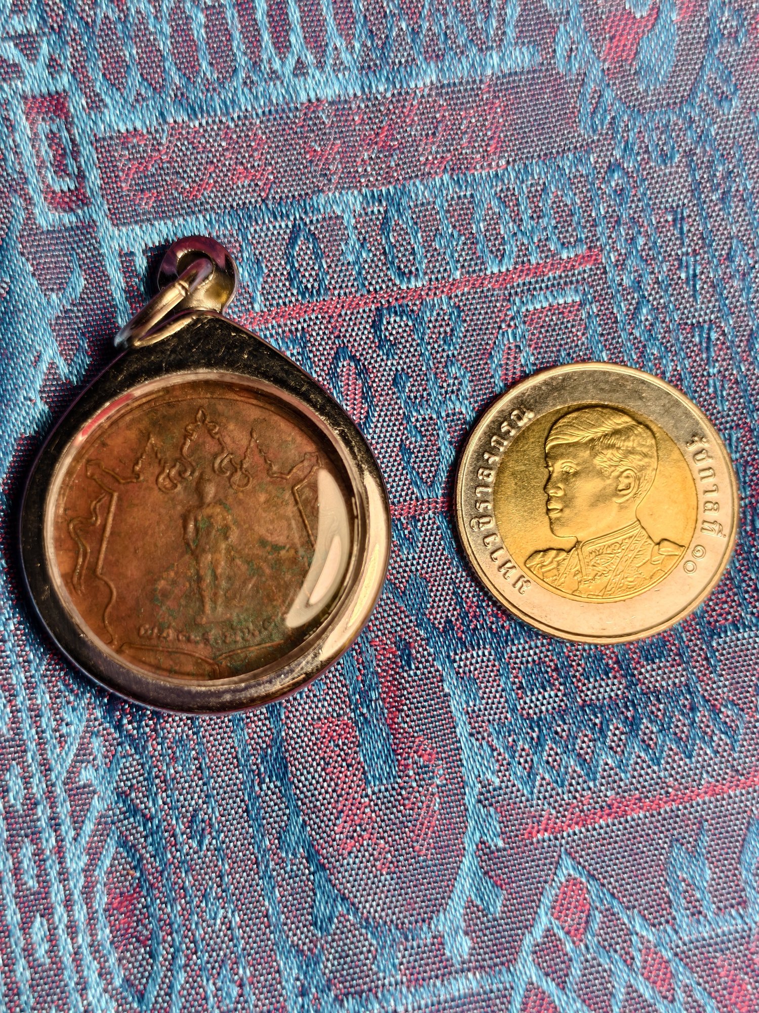 Copper medal with a standing figure, photograph 1