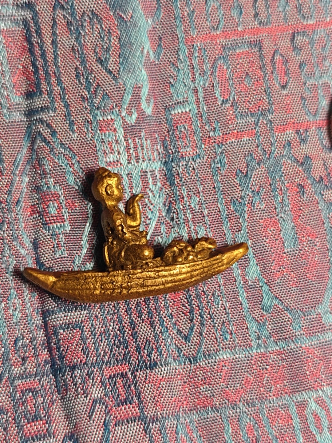 Gilt boat with a seated child, photograph 2