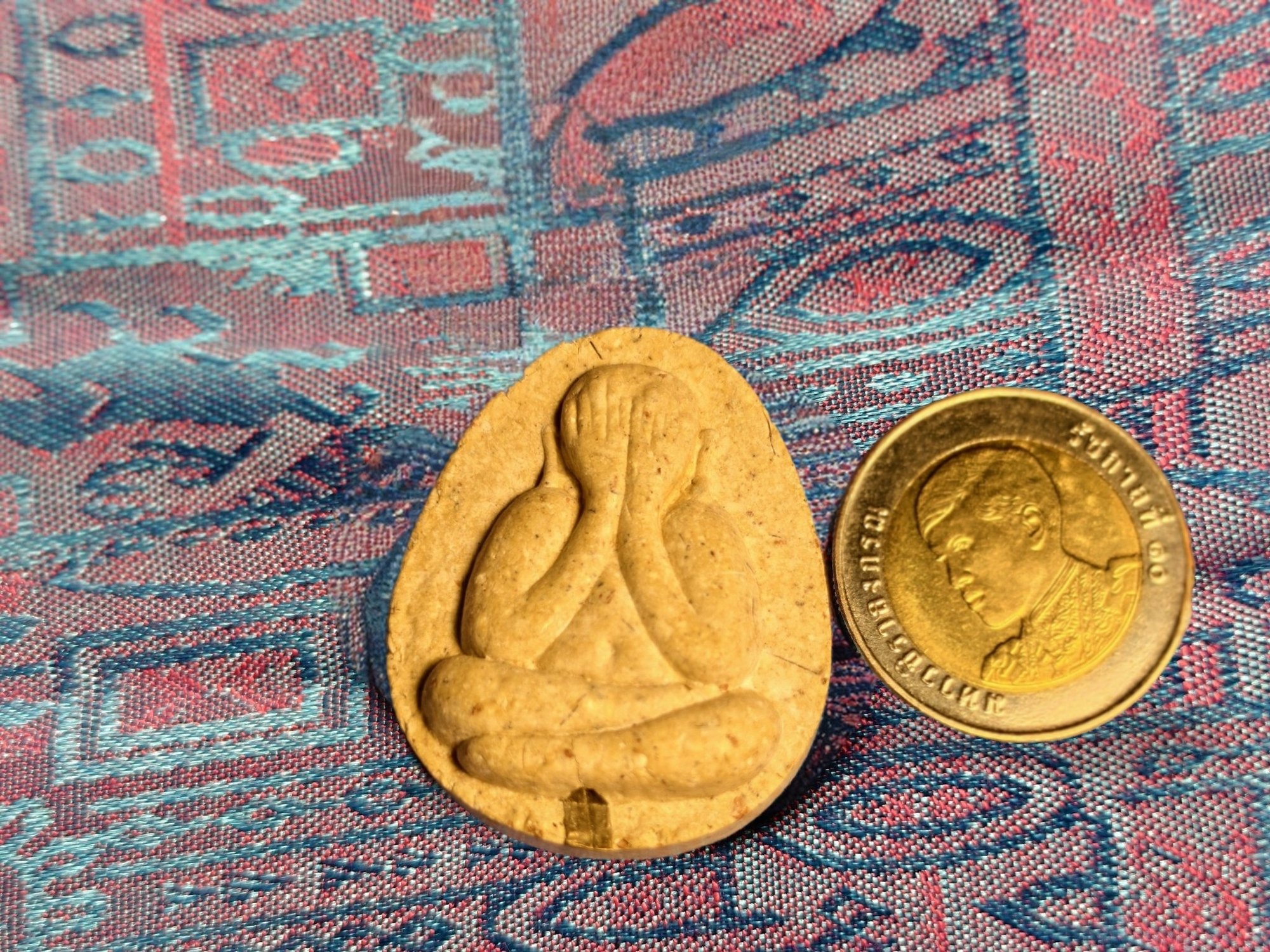 Round powder tablet, seated figure, photograph 1