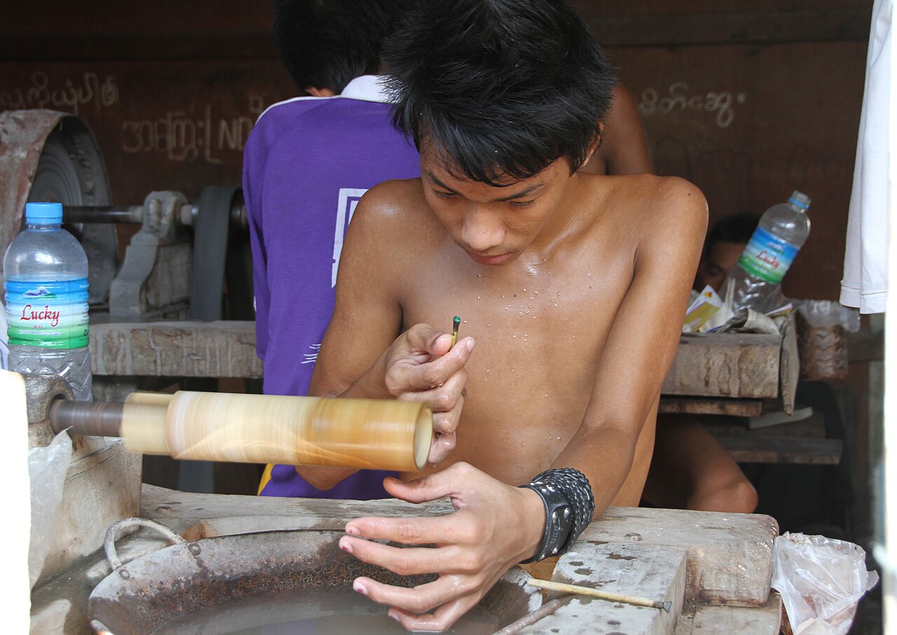 Burmese jadeite Buddha pendant — Jade market in Mandalay in Myanmar.