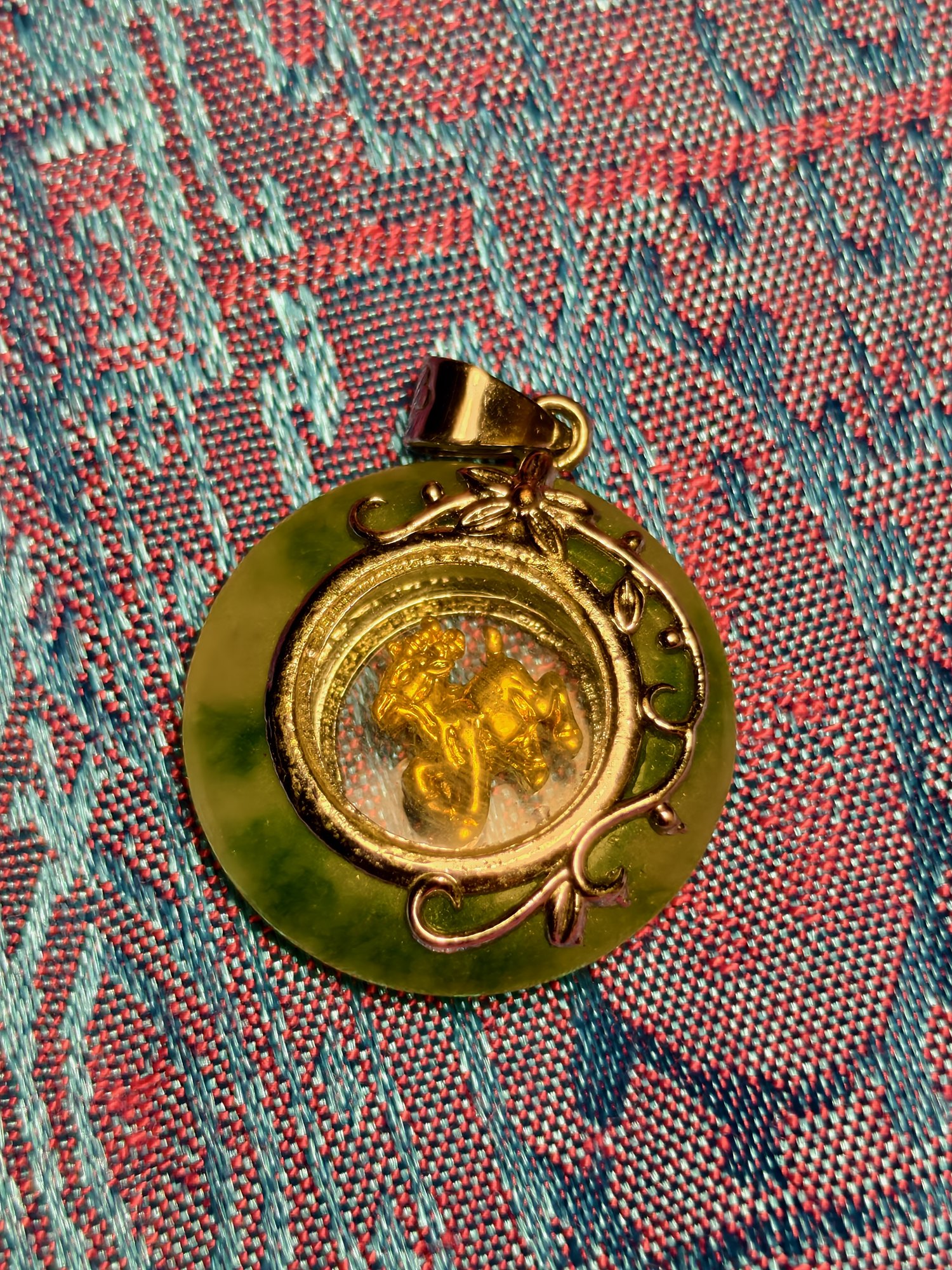 Round jade pendant, photograph 1