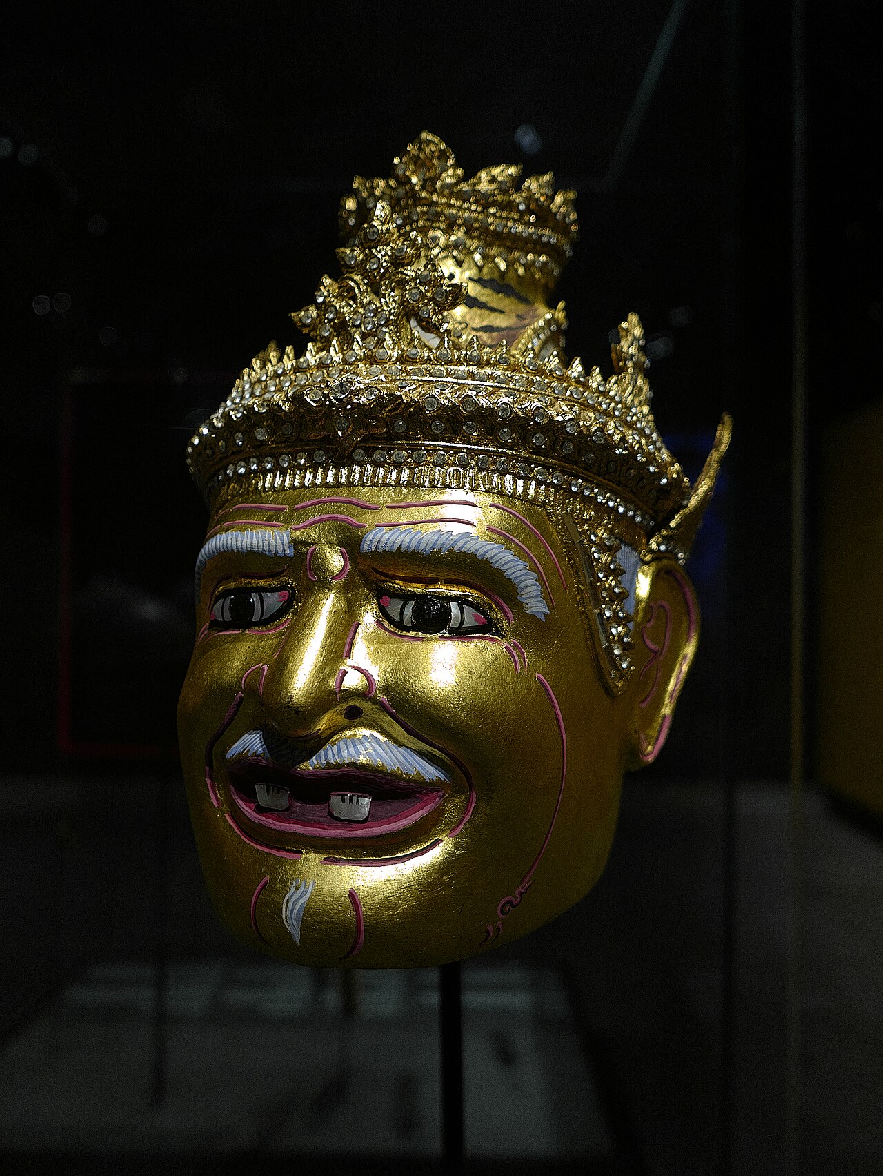 Hanuman figure — Máscara de teatro del dios mono Hánuman, hierro repujado y pintado.