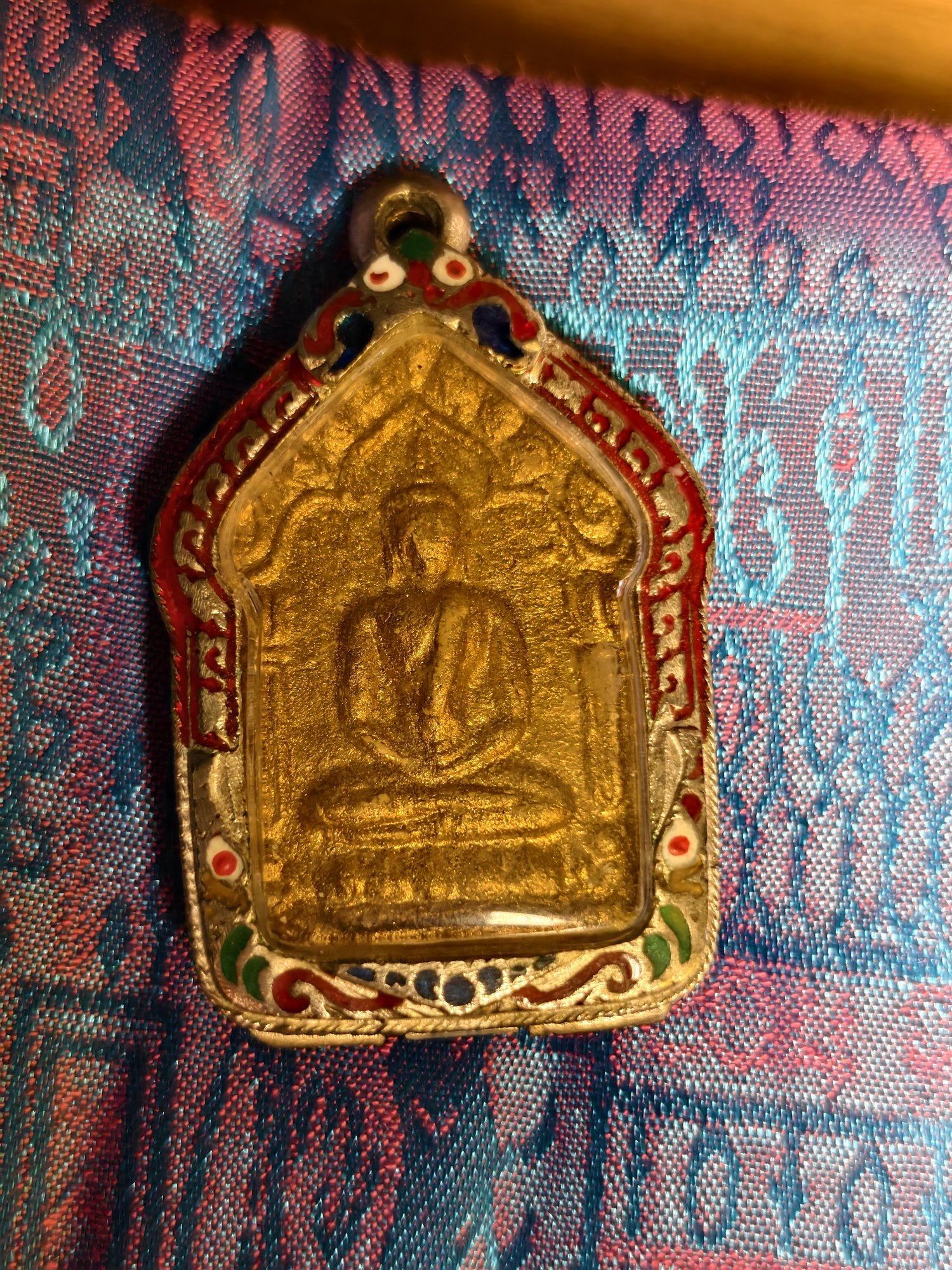 Pentagonal tablet in a red enamel frame, photograph 1