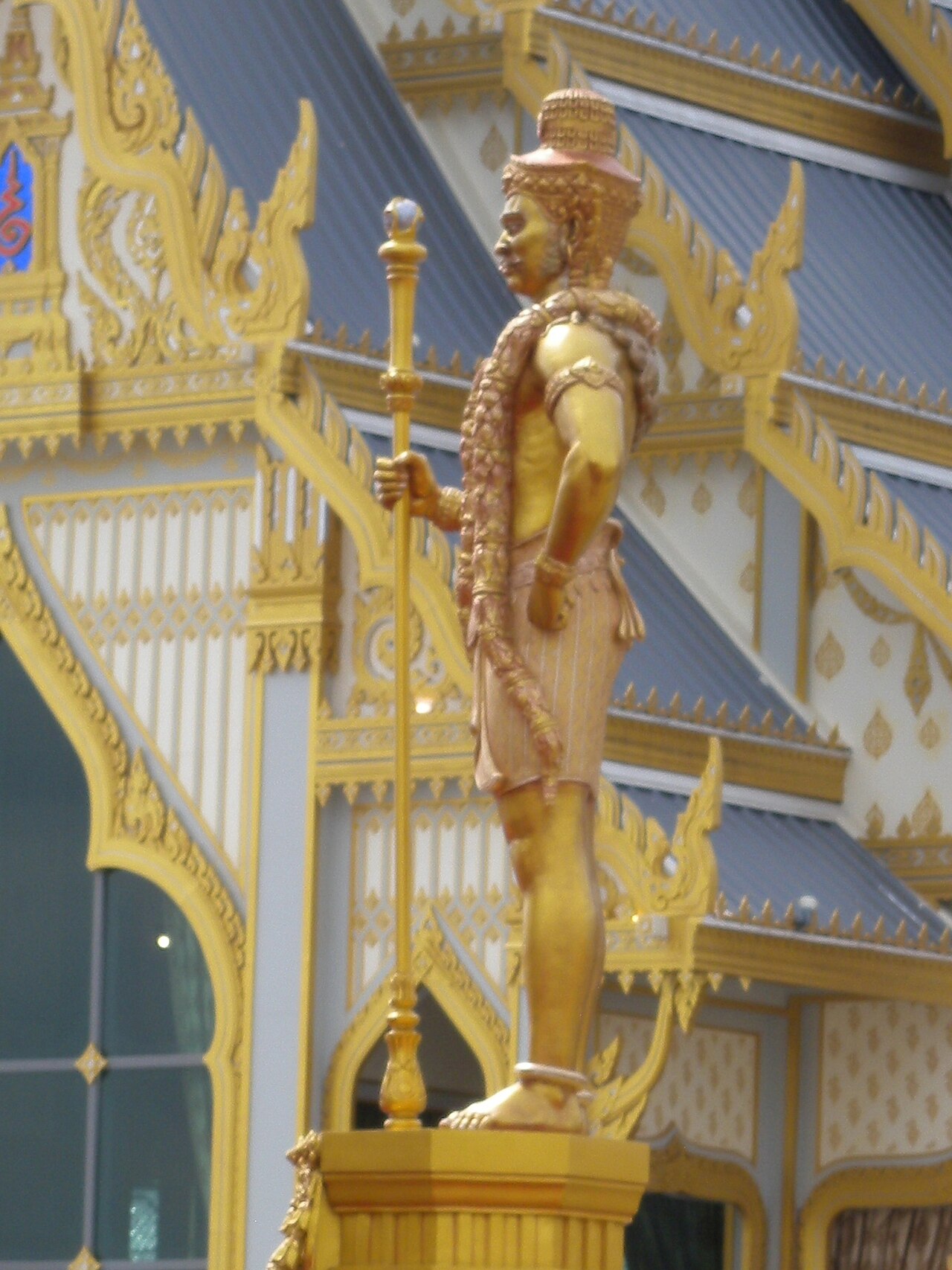 Thao Wessuwan (guardian-king of the yaksha) — The image that appears here cannot be photographed from the front of the sculpture. Because the committee for organizing