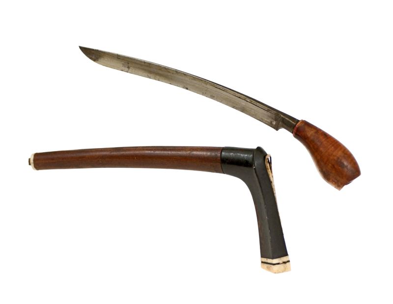 Keris / kris (the heirloom dagger) — Kris. Kris met houten greep en houten schede
