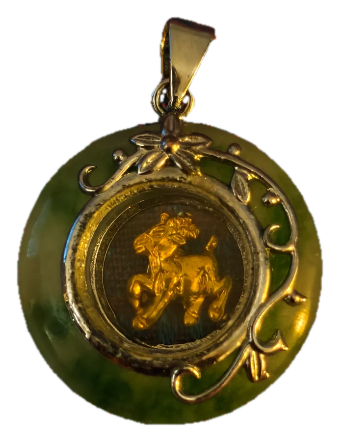 จี้หยก กิเลนทอง · Jade pendant with a gold qilin