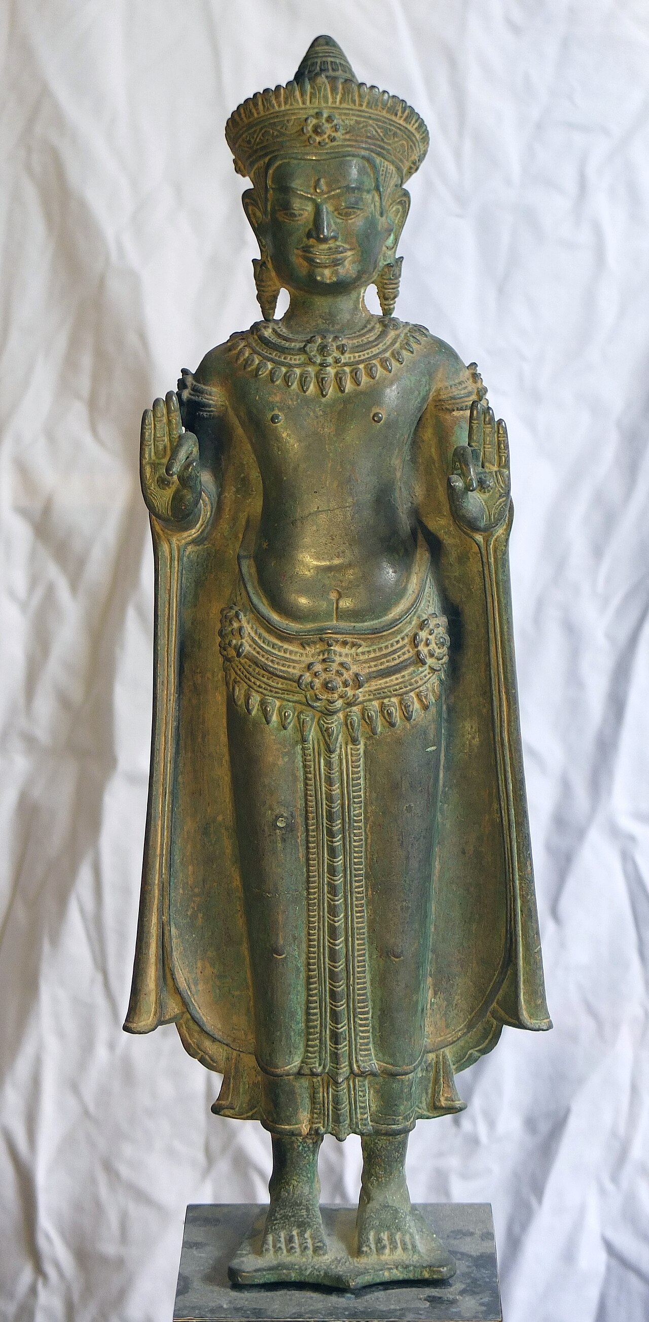 Khmer bronze amulet (Angkorian and post-Angkorian figurines) — Statuette en bronze massif, hauteur 41 cm. Style d'Angkor Vat, XIIe siècle. Bouddha couronné, Posture abhayamudrâ (Boudd