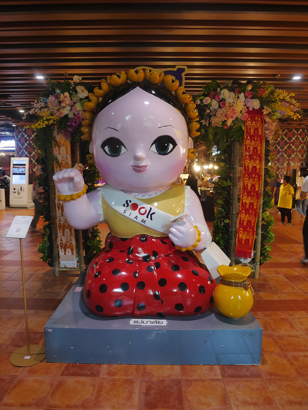 Nang Kwak (the beckoning lady) — Cartoon-style Nang Kwak in ICONSIAM