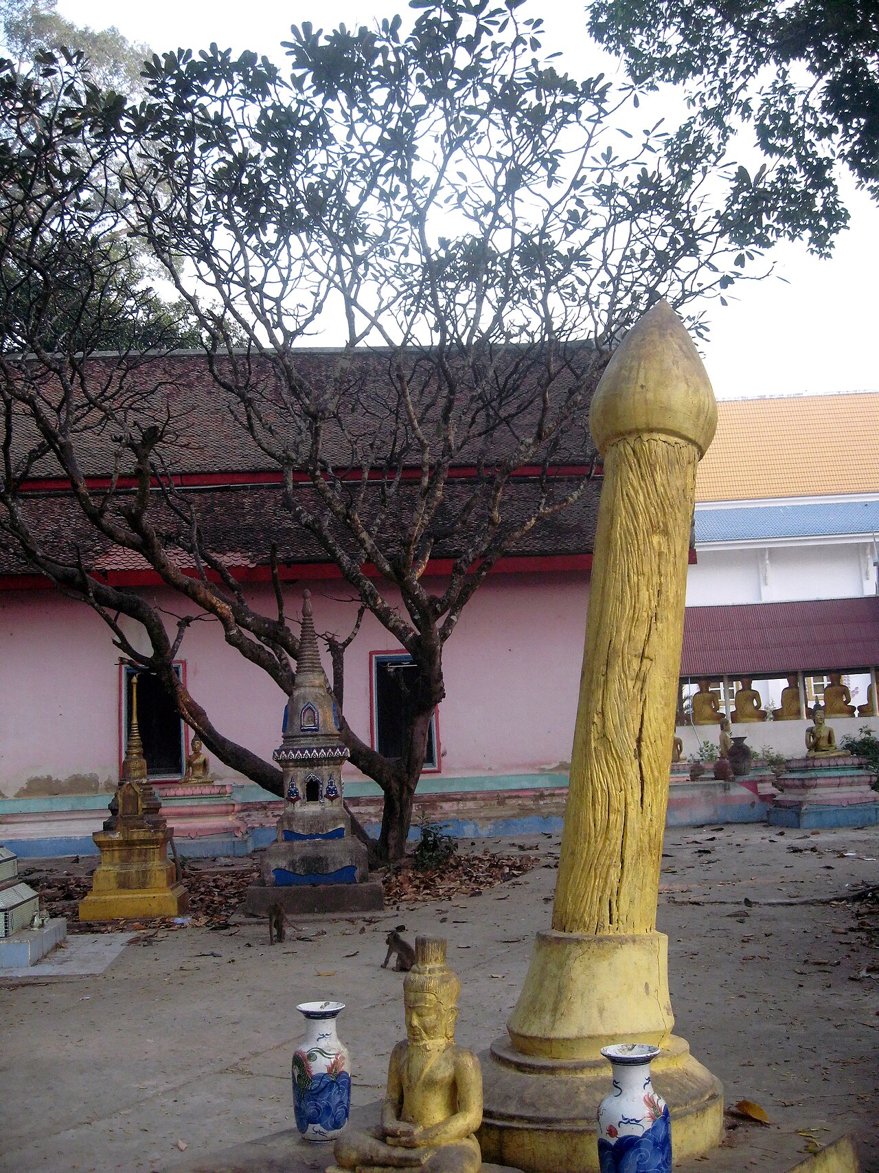 Palad khik (phallic waist charm) — แท่งปลัดขิกยักษ์